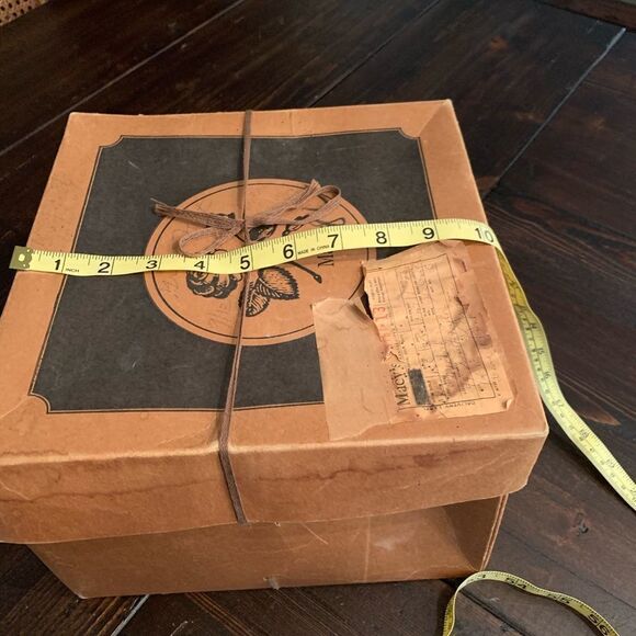 Vintage hat box from Macy’s - Picture 2 of 8